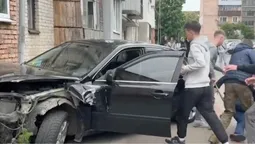 Автівка – вщент, водій – у лікарні: деталі моторошної аварії у Луцьку (відео)
