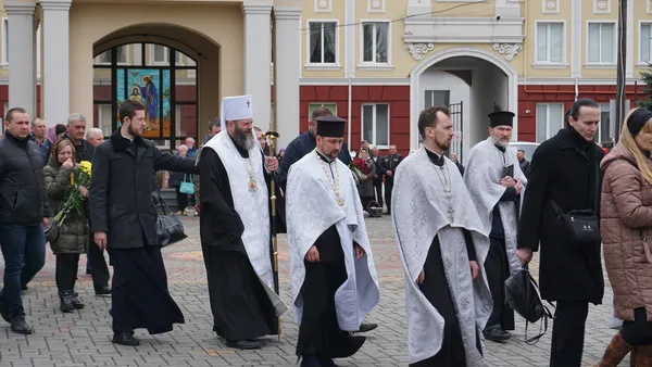Напередодні Великодня у Луцьку прощалися з Героєм, згадуючи Ісуса (фото, відео)