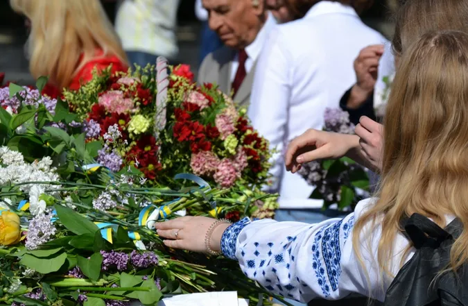 Мовчки та зі сльозами: у Луцьку вшанували пам'ять жертв Другої світової війни (фото)