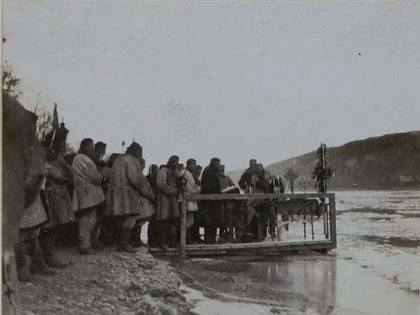 Біля річки Дністер, віряни на Водохреще, с. Дорошівці, 1916.