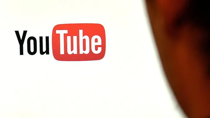 Російські неправдиві повідомлення заробляють мільйони у YouTube – дослідження