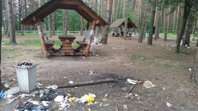 «Люди, ви свині?»: відпочивальники захаращили «Зелений гай» (фото)