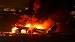 У Японії під час посадки загорівся літак з майже 400 пасажирами на борту (відео)