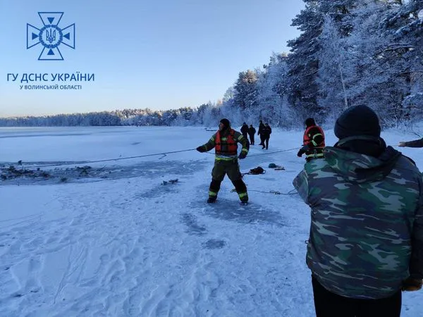 Провалився під кригу: на озері Пісочному загинув чоловік (фото, відео)