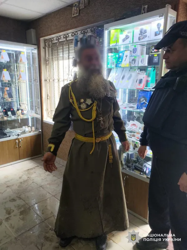 На Закарпатті священник УПЦ МП розгулював селом у «радянській» формі (фото)