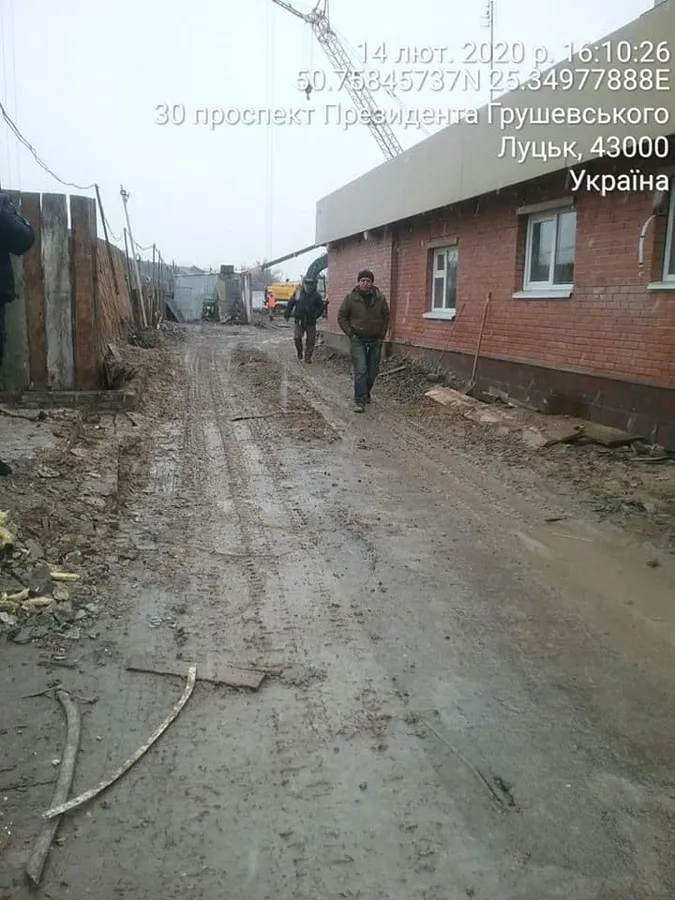 У Луцьку провчили водія, який забруднив дорогу біля вокзалу (фото)