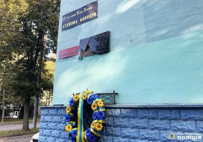 У Рівному чоловік кулаком розбив меморіальну дошку Степану Бандері (фото)