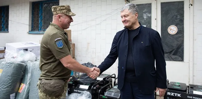 Петро Порошенко побував на Донбасі – привіз на передову обладнання та вшанував українських героїв (фото)