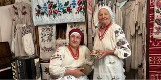 «Моя хата наспівана»: волинянка понад 20 років збирає старовинні вишиванки та народні скарби (фото)
