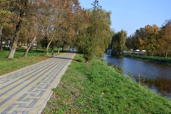 У Луцьку відкрили «відкриті» алейки у центральному парку (фото)