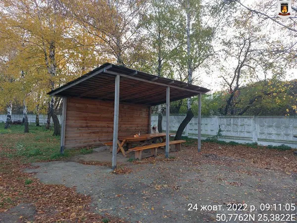 У Луцьку муніципали розібрали бесідку й зрізали шлагбаум (фото)