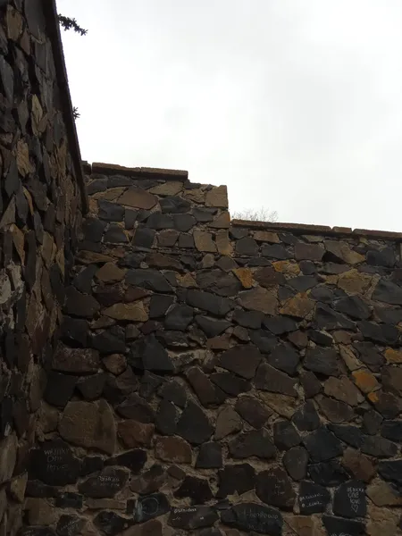 У Луцьку на меморіалі впала бетонна плита (фото)