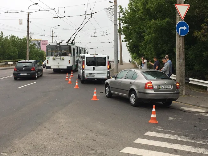 У Луцьку на шляхопроводі біля «Там Таму» – аварія (фото)