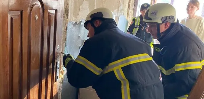 У Луцьку рятувальникам довелося ламати двері, аби допомогти хворому (фото)