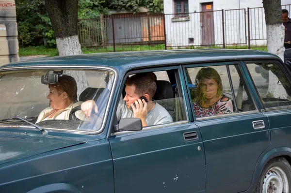 З вікон автомобілів...