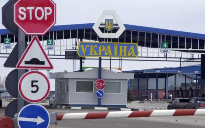 Чоловікам можуть дозволити їхати за кордон за умов щомісячного внеску на ЗСУ