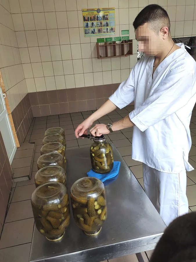 У Маневицькій колонії ув'язнені закрутили 750 кілограмів огірків (фото)