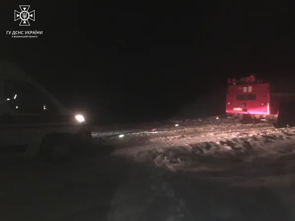 Тягач, «швидка», автобус: рятувальники допомогли водіям, які «застрягли» на дорозі (фото)