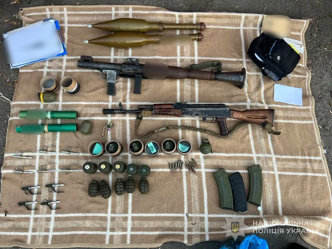 У лучанина в гаражі виявили цілий арсенал зброї та боєприпасів (фото)