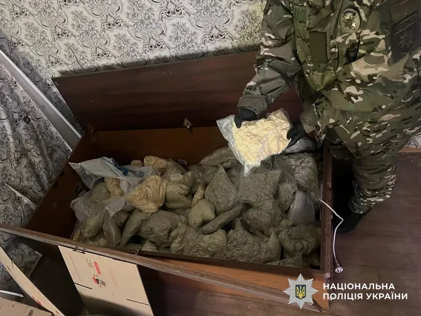 Одна із наймасштабніших спецоперацій: Нацполіція ліквідовує наркоосередки у 15 регіонах України (фото)