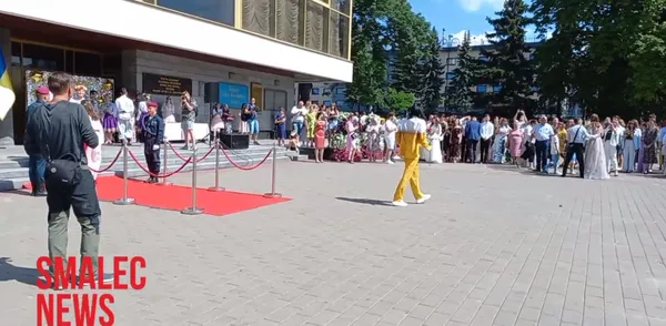 У Луцьку хлопець прийшов на випускний в костюмі пива: чому він це зробив (фото)