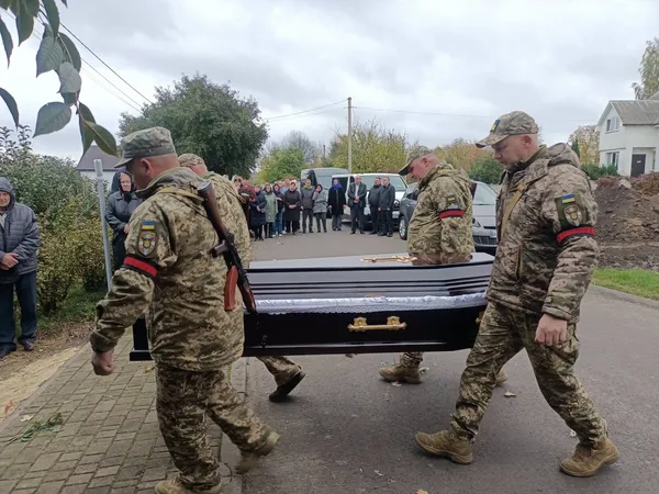 Пережив пекло полону, але серце зупинилося в лікарні: на Волині попрощалися з воїном Вадимом Яковським (фото)