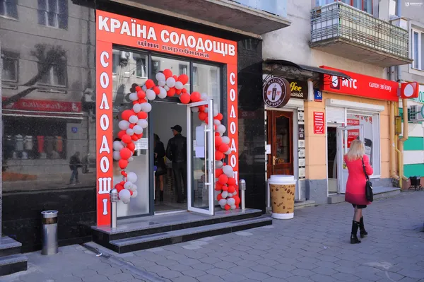 Неестетичне (агресивне) поєднання розміщених вивіски та реклами на існуючому фасаді.