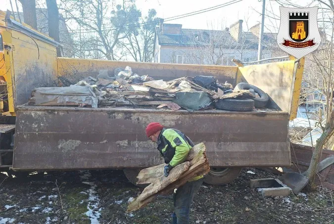 У Луцьку муніципали розвалили старі халабуди на Дубнівській (фото)