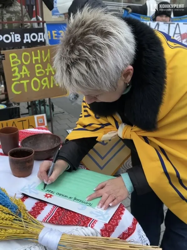 Накрили стіл полоненим: Луцьк долучився до акції «Чекаю тебе додому на Різдво» (фото, відео)