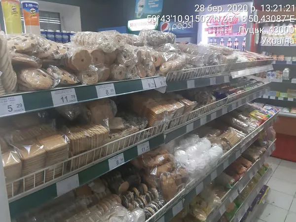 Луцькі муніципали похвалили магазини за обгорнуті в плівку продукти (фото)