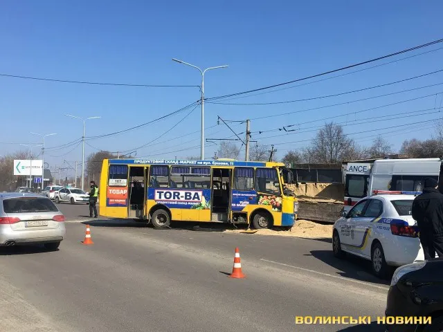 У Луцьку маршрутка протаранила вантажівку. Семеро людей – в лікарні (фото, відео)