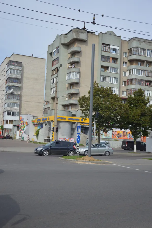 На Соборності у Луцьку монтують дорожнє освітлення (фото)