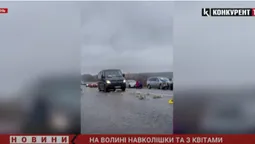 Навколішки та з квітами: на Волині зустріли загиблого Героя Олексія Лєпіна (відео)