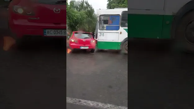 У Луцьку тролейбус протаранив легковик (відео)