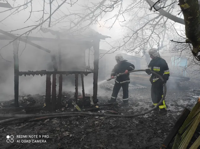 У Камінь-Каширському районі горів дерев'яний будинок (фото, відео)