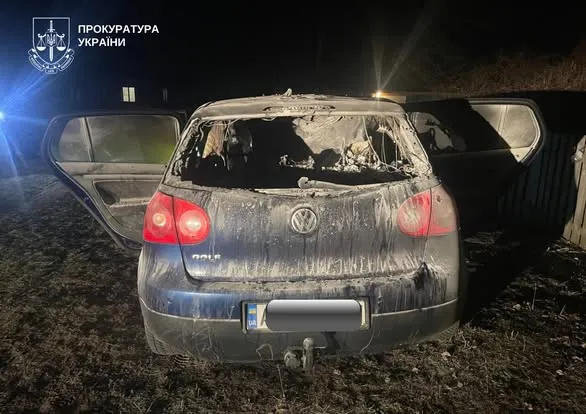 Помстився: на Волині взяли під варту молодика, який «коктейлем Молотова» спалив чуже авто (фото)