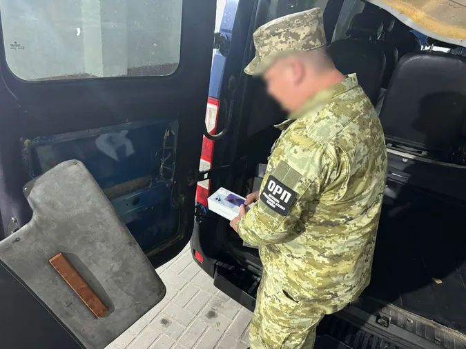 Житель Рівненщини намагався завезти в Україну смартфонів на 2 мільйони гривень (фото)