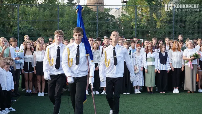 Квіти, дзвоники і діти: як у Луцькому ліцеї №9 відзначили 1 вересня (фото)