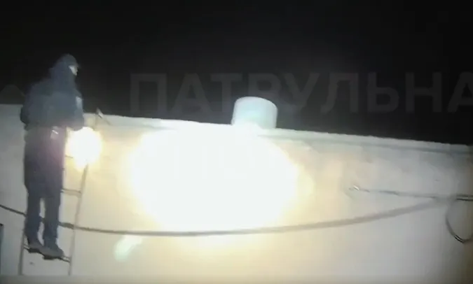 У Луцьку чоловік ледь не стрибнув із даху: патрульні встигли в останню мить (відео)