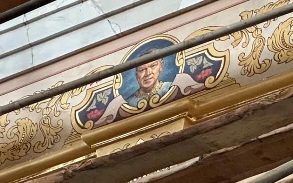 Фрески на стінах Луцького собору «прикрашають» бізнесмени (фото, відео)