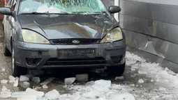 Небезпечна відлига: у центрі Луцька брила криги розтрощила автомобіль (фото)