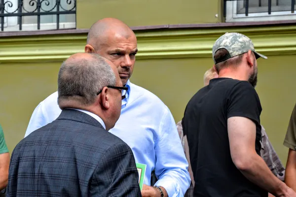 Працівники однієї будівлі Ігор Палиця та Володимир Гунчик перекинулися кількома словами