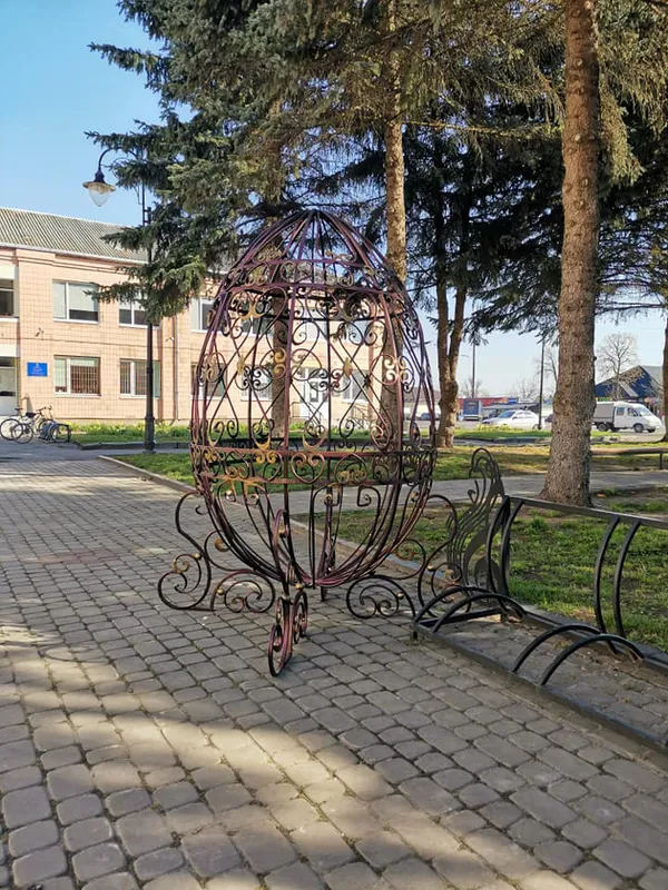 У Княгининку встановили велику ковану писанку і просять її прикрасити (фото)