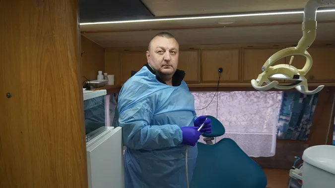 Стоматолог з Волині очолює медпункт бригади ТрО та рятує поранених