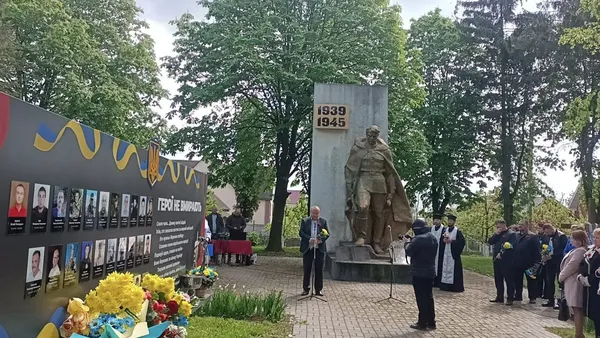У Підгайцях відкрили фотостенд загиблим на війні воїнам громади (фото)