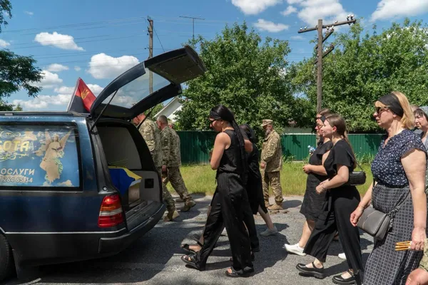 Жив у Рожищі, поховали на Житомирщині: в останню путь провели воїна Віталія Чижевського (фото)