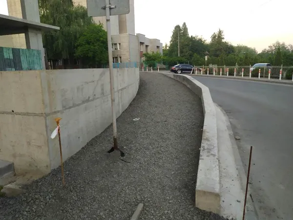 У Луцьку просять зробити тротуар біля Держархіву (фото)