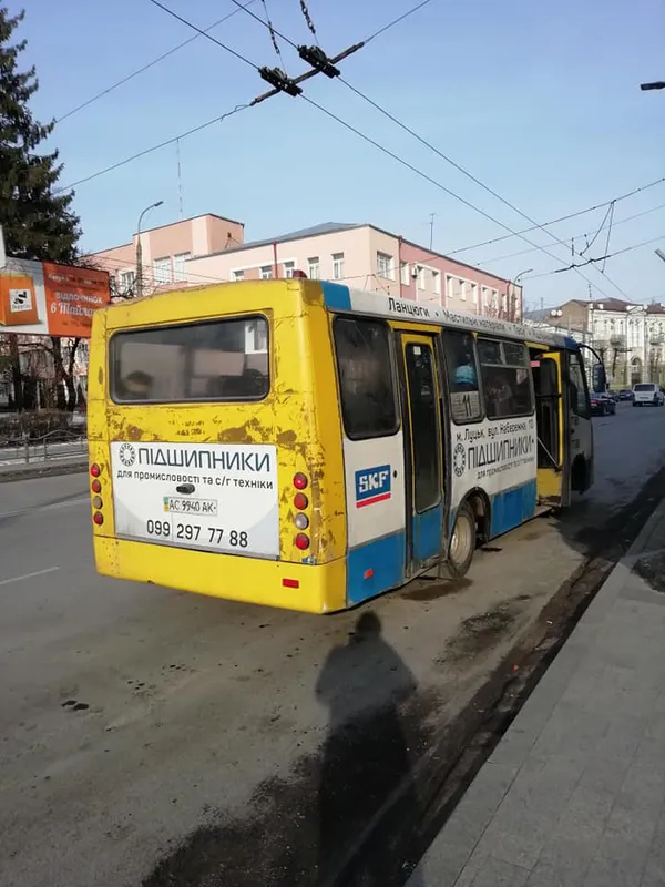 «Тазик з гайками», – чоловік здивований станом луцької маршрутки (фото)