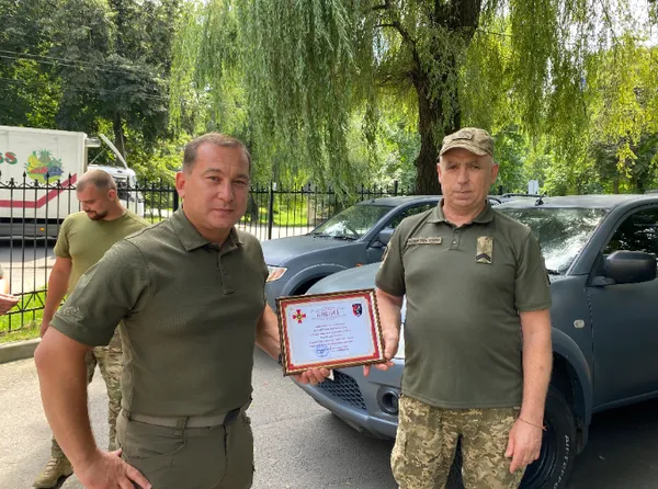 Анатолій Литвинчук вручає подяку Олександру Кватирку