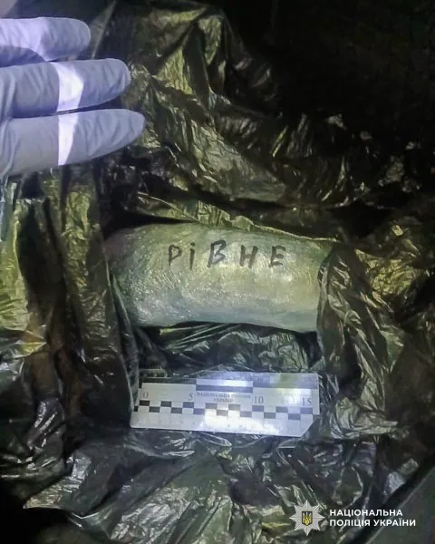 До лісу не по гриби: на Рівненщині двоє волинян закопали 100 «закладок» з наркотиками (фото)